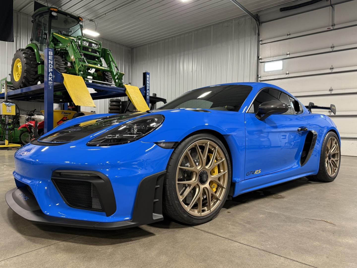 Blue Porsche 911 GT4 RS with a deep-gloss detail
